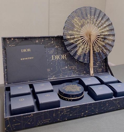Dior gửi đến mẫu hộp bánh trung thu đẹp ấn tượng với thiết kế Popup 3D cây quạt tròn và họa tiết 12 chòm sao màu vàng lấp lánh in trên nền giấy màu xanh. Người nhận chắc chắn khó có thể không ồ lên ngạc nhiên khi nhận được món quà đầy ý nghĩa và bất ngờ này.