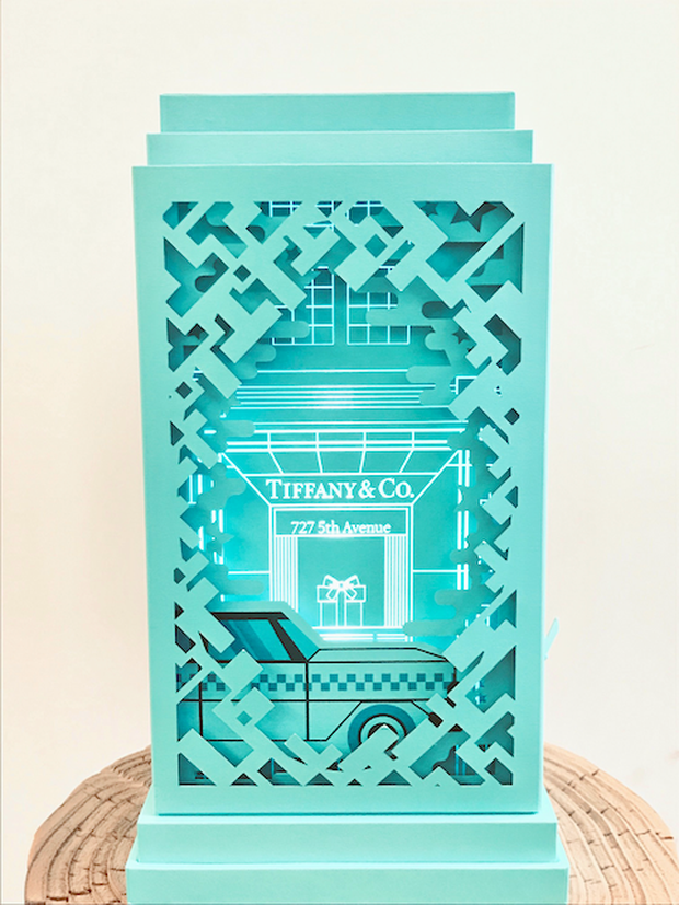 Một mẫu hộp bánh trung thu đẹp với thiết kế Popup ấn tượng từ thương hiệu đình đám Tiffany & Co. Không cần dùng nhiều màu sắc nổi trội, họa tiết Popup 3D tự khiến mình trở thành đối thủ đáng gờm so với các mẫu thiết kế bánh trung thu khác trên thị trường.